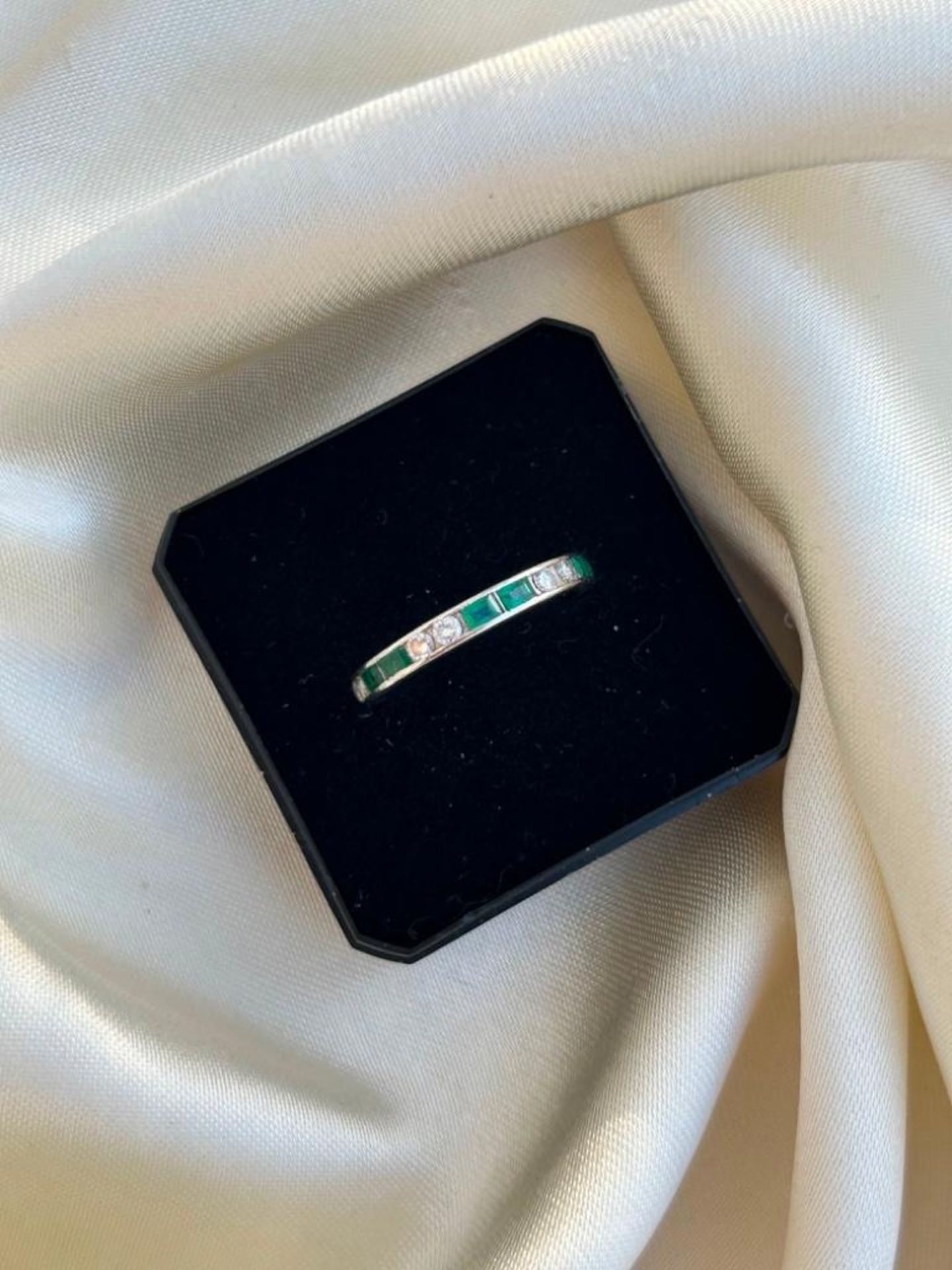 Vintage Emerald and Diamond Full Eternity Band Ring in 18ct White Gold - Image 4 of 6