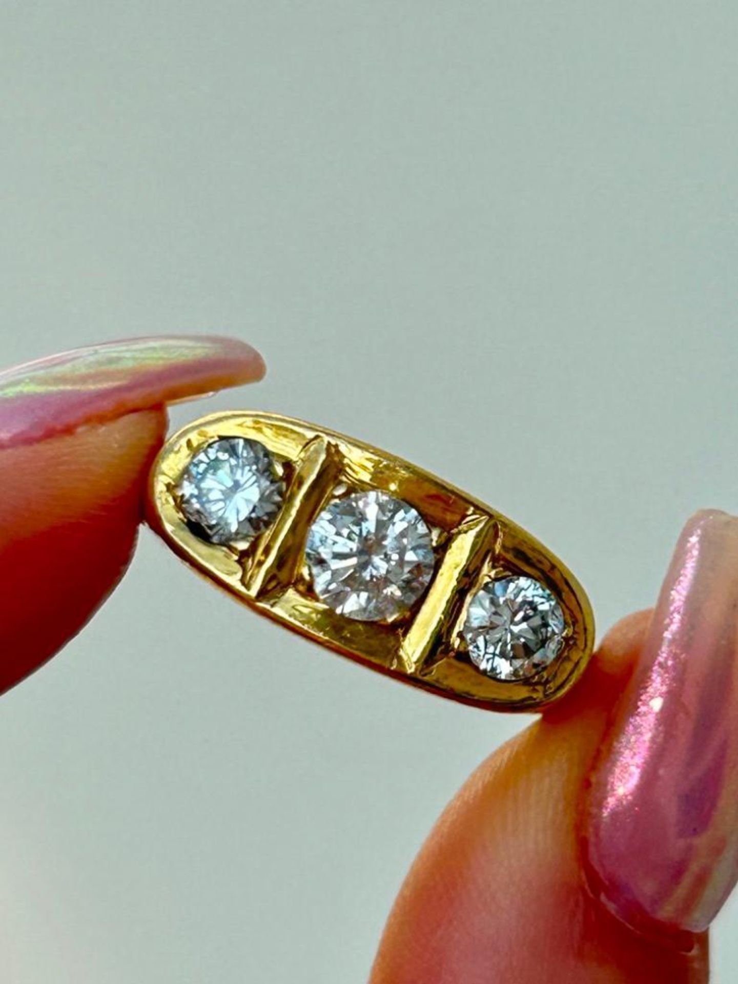 Giant Diamond 3 Stone Ring in 18ct Yellow Gold Approx 1 Carat 40 Total - Image 3 of 6