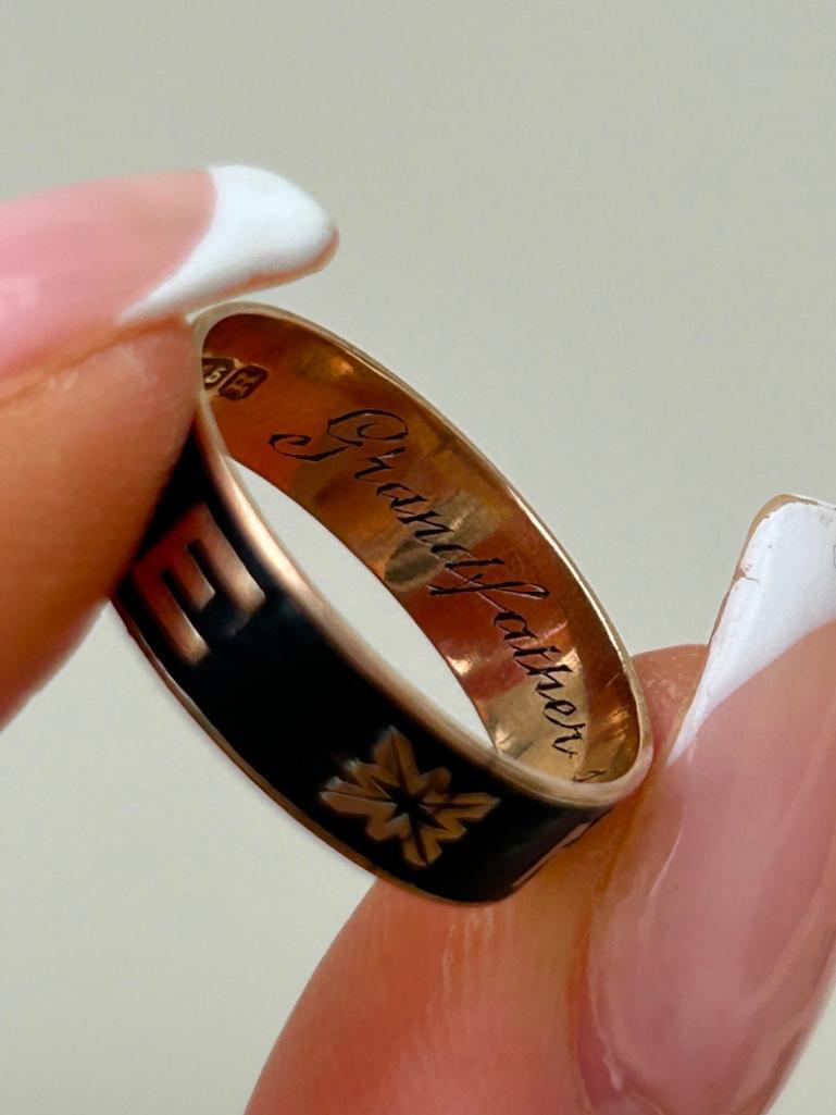 Antique Black Enamel Mourning Band Ring with Inscription in 18ct Yellow Gold - Image 9 of 10