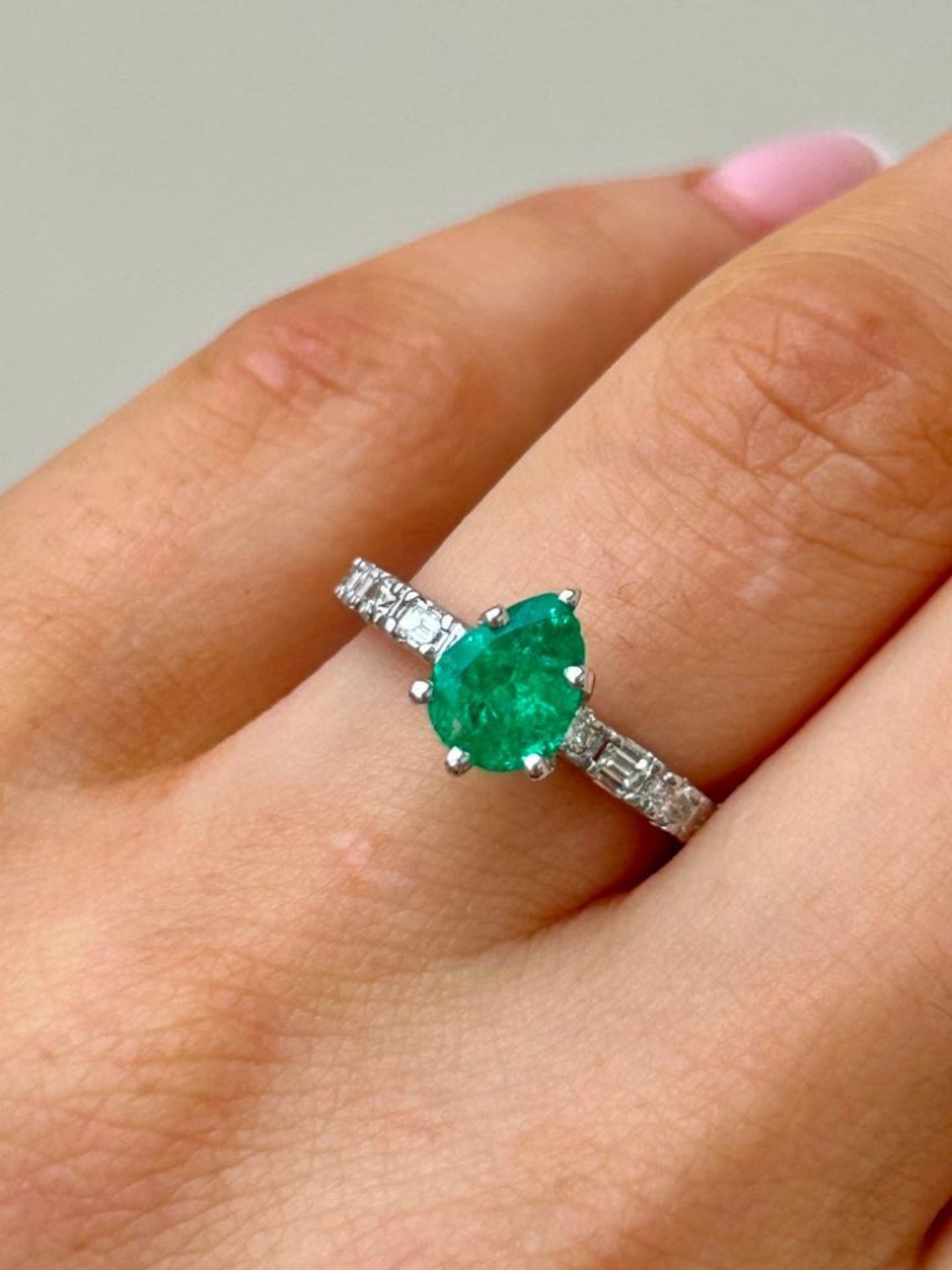 Outstanding 14k White Gold Emerald and Diamond Ring - Image 2 of 7