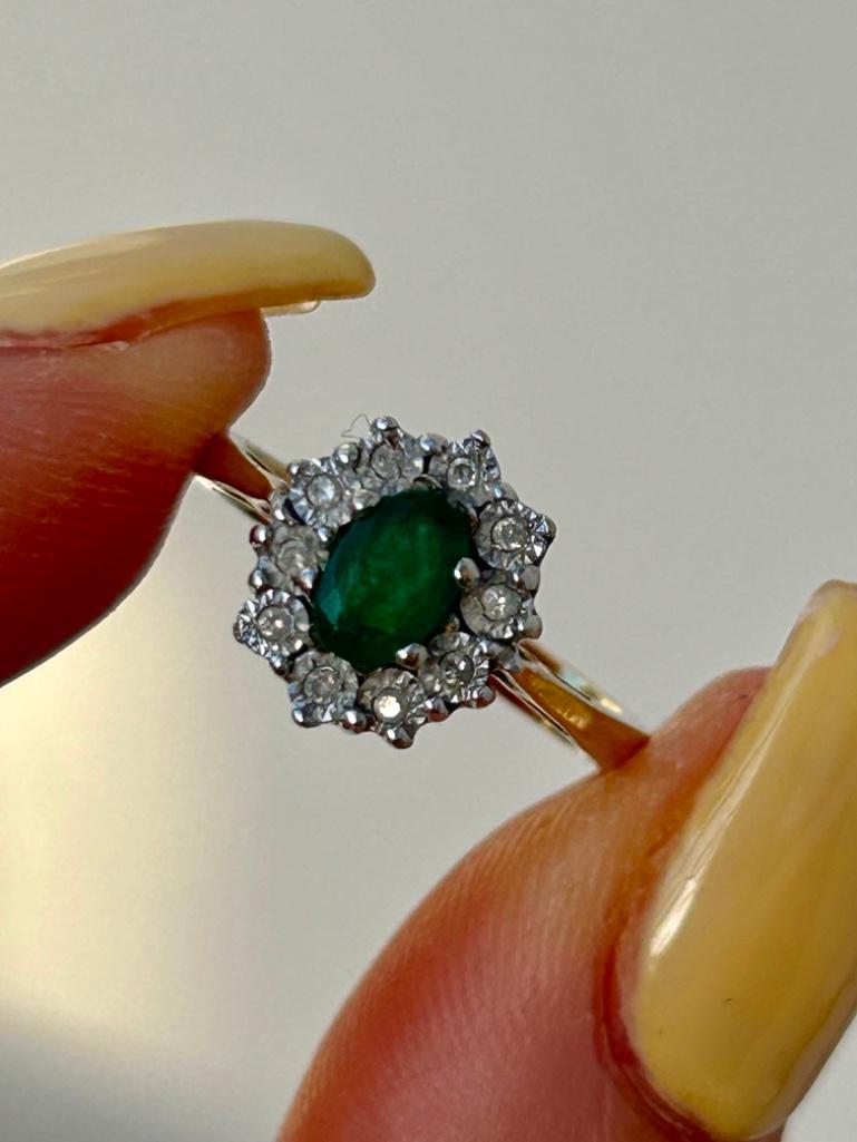 Sweet 9ct Gold Emerald and Diamond Cluster Flower Ring - Image 3 of 9