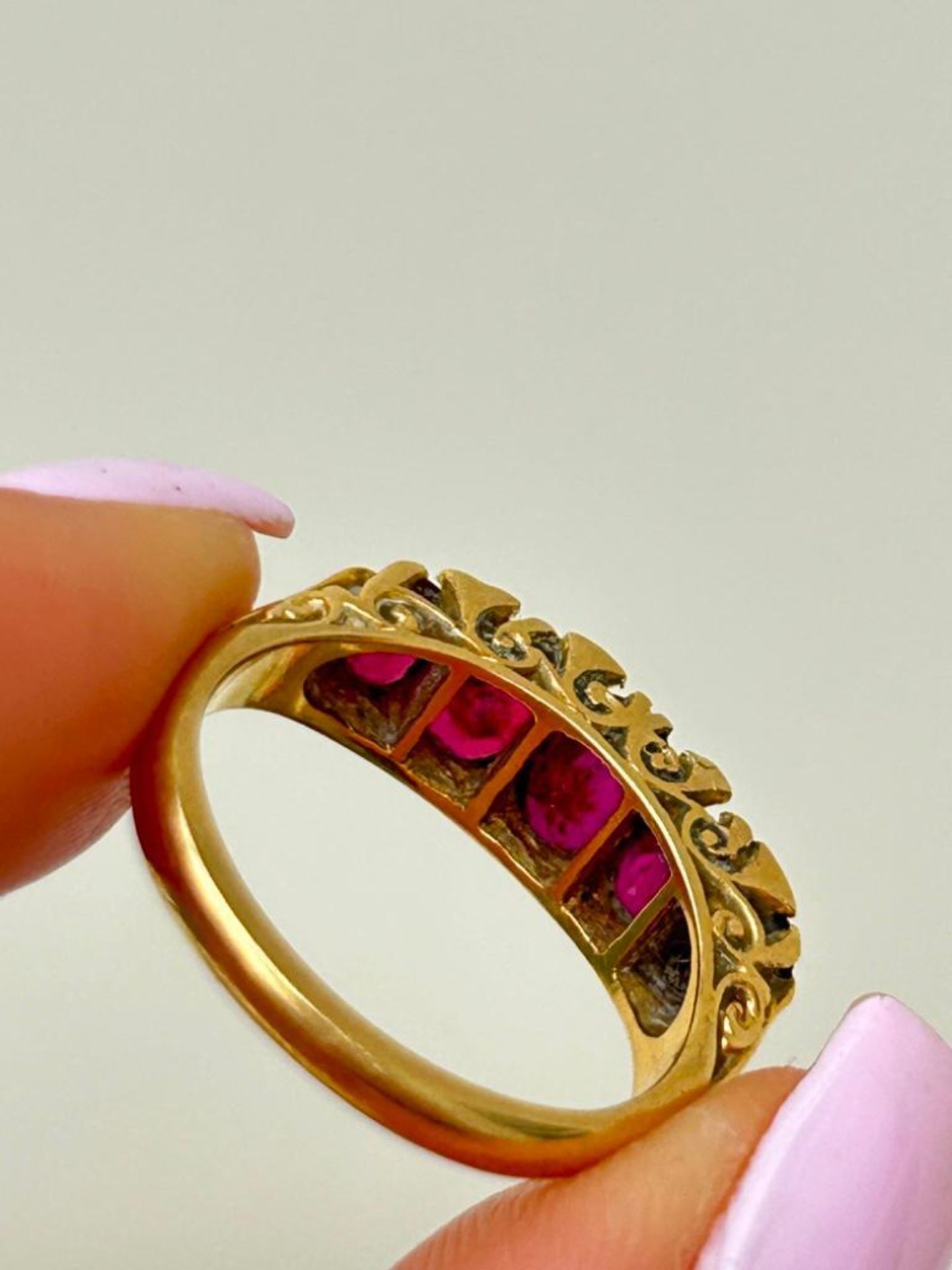 Chunky 18ct Yellow Gold Ruby and Diamond 5 Stone Ring - Image 9 of 9