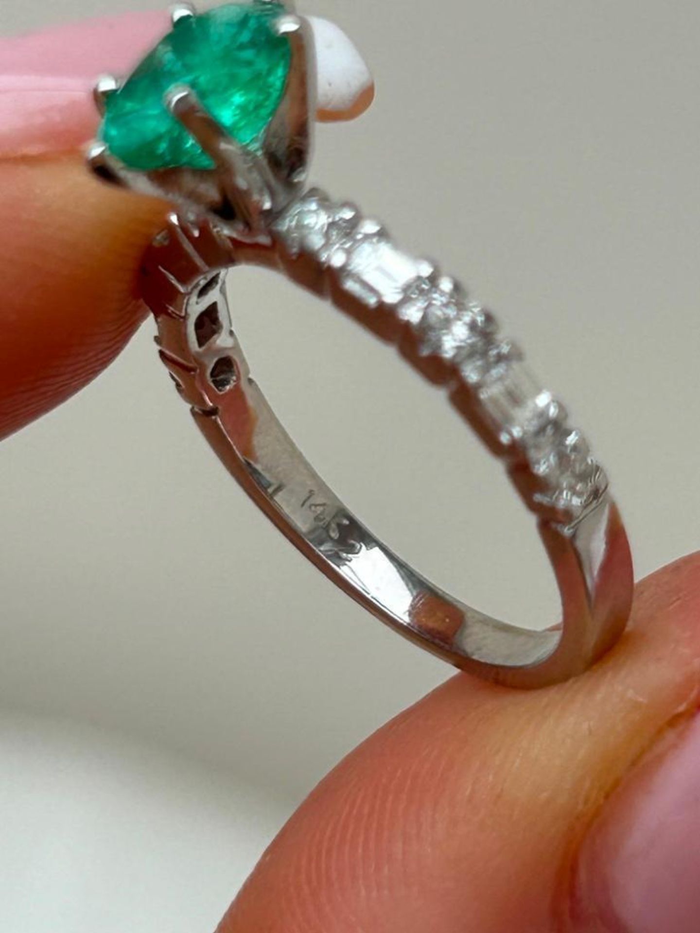 Outstanding 14k White Gold Emerald and Diamond Ring - Image 6 of 7