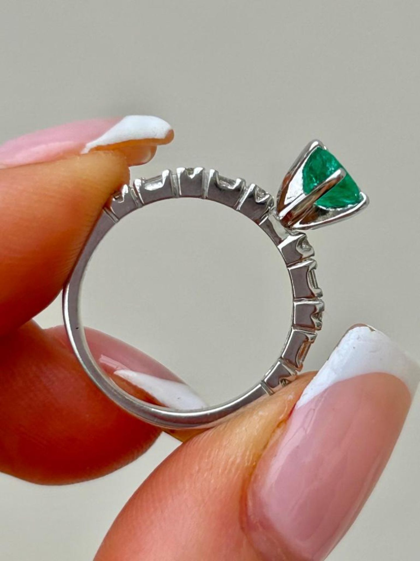 Outstanding 14k White Gold Emerald and Diamond Ring - Image 7 of 7