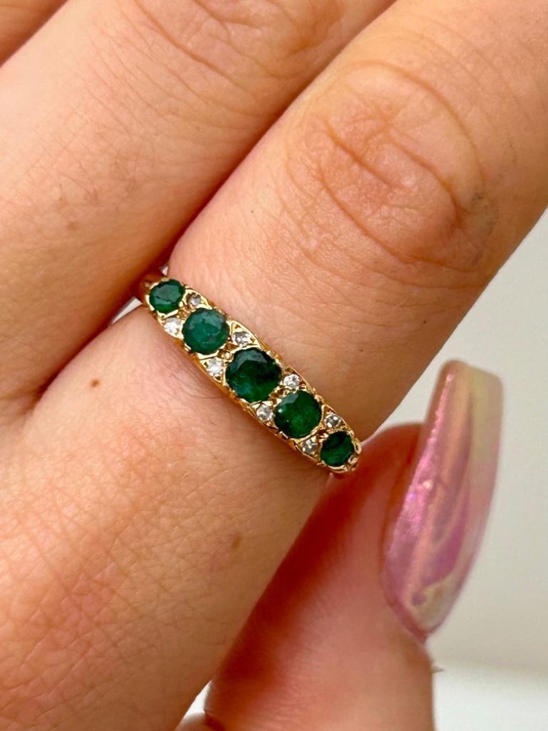 18ct Yellow Gold Emerald and Diamond 5 Stone Ring - Image 2 of 8