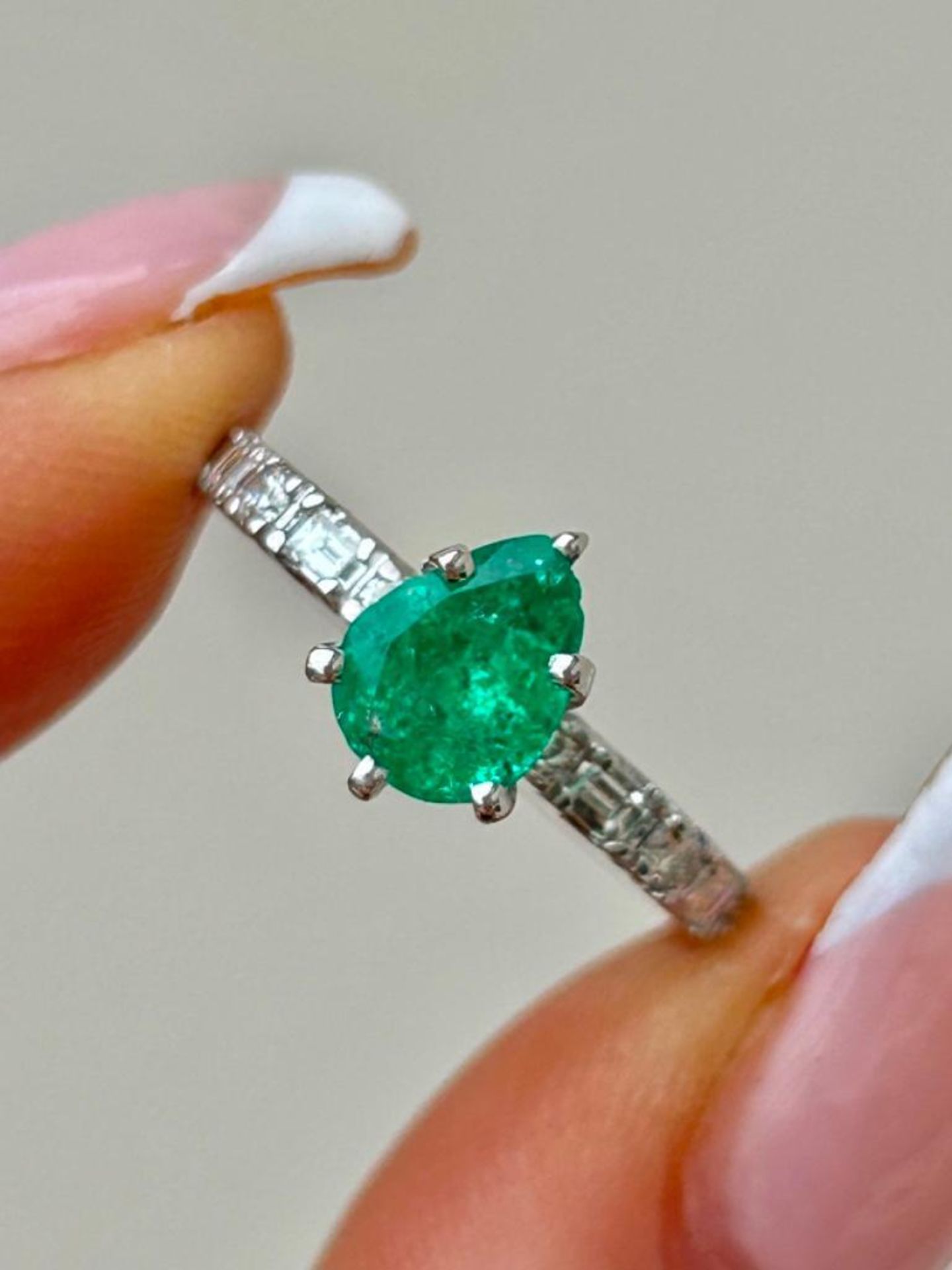Outstanding 14k White Gold Emerald and Diamond Ring - Image 5 of 7
