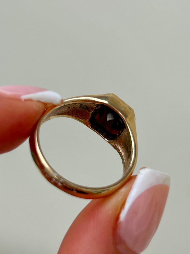 Chunky 9ct Yellow Gold Garnet Signet Ring - Image 5 of 6