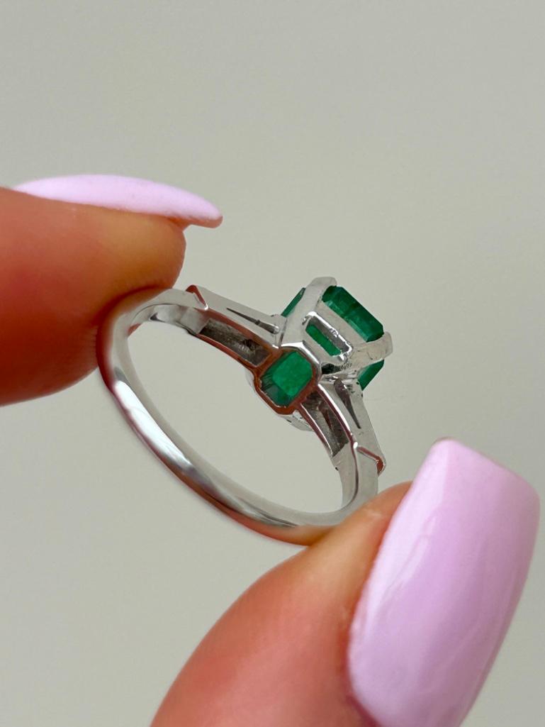 Outstanding Emerald and Diamond Ring - Image 8 of 9
