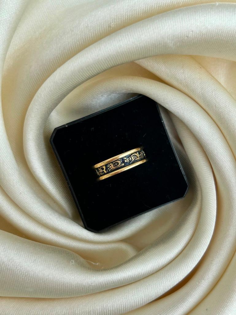 Amazing 18ct Yellow Gold Black Enamel c.1866 Mourning Band Ring with Inscription - Image 3 of 5