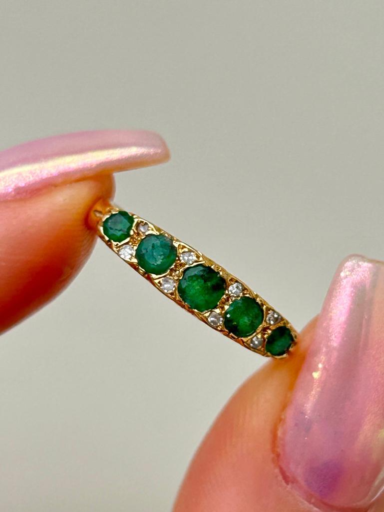 18ct Yellow Gold Emerald and Diamond 5 Stone Ring - Image 5 of 8