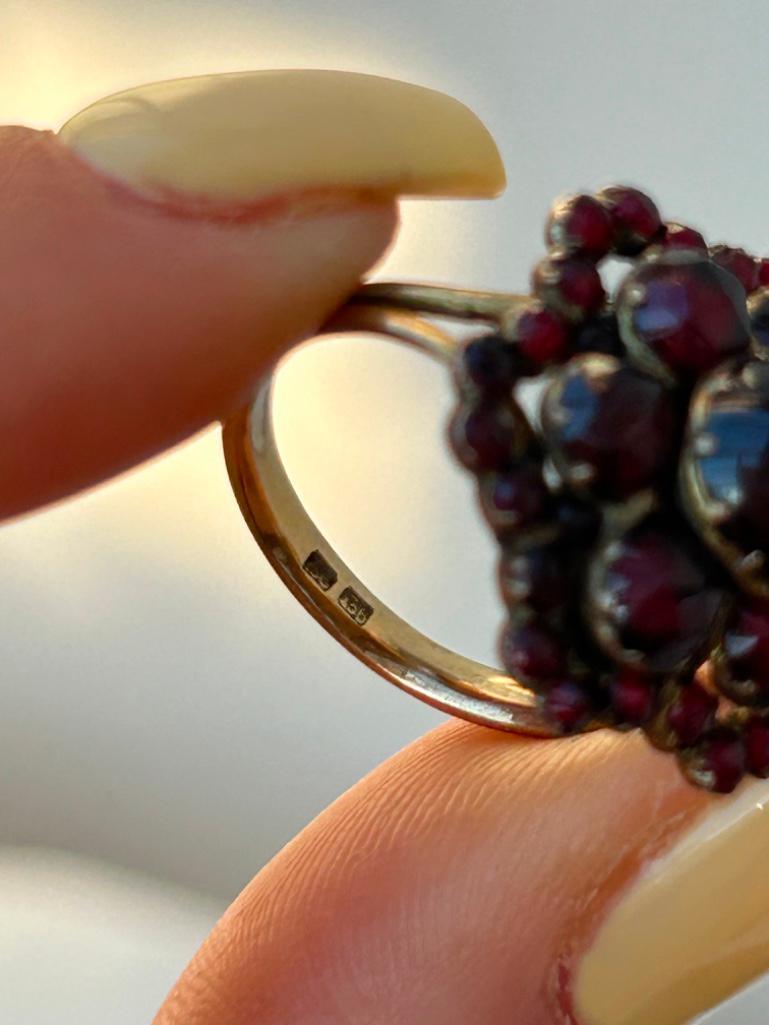 Chunky 9ct Yellow Gold Cabochon Garnet Ring - Image 8 of 8