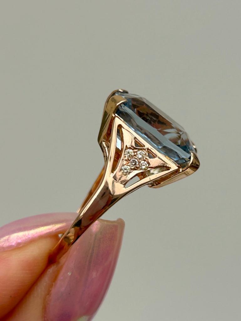 Approx 16ct Aquamarine and Diamond Ring in 18ct Gold - Image 7 of 10