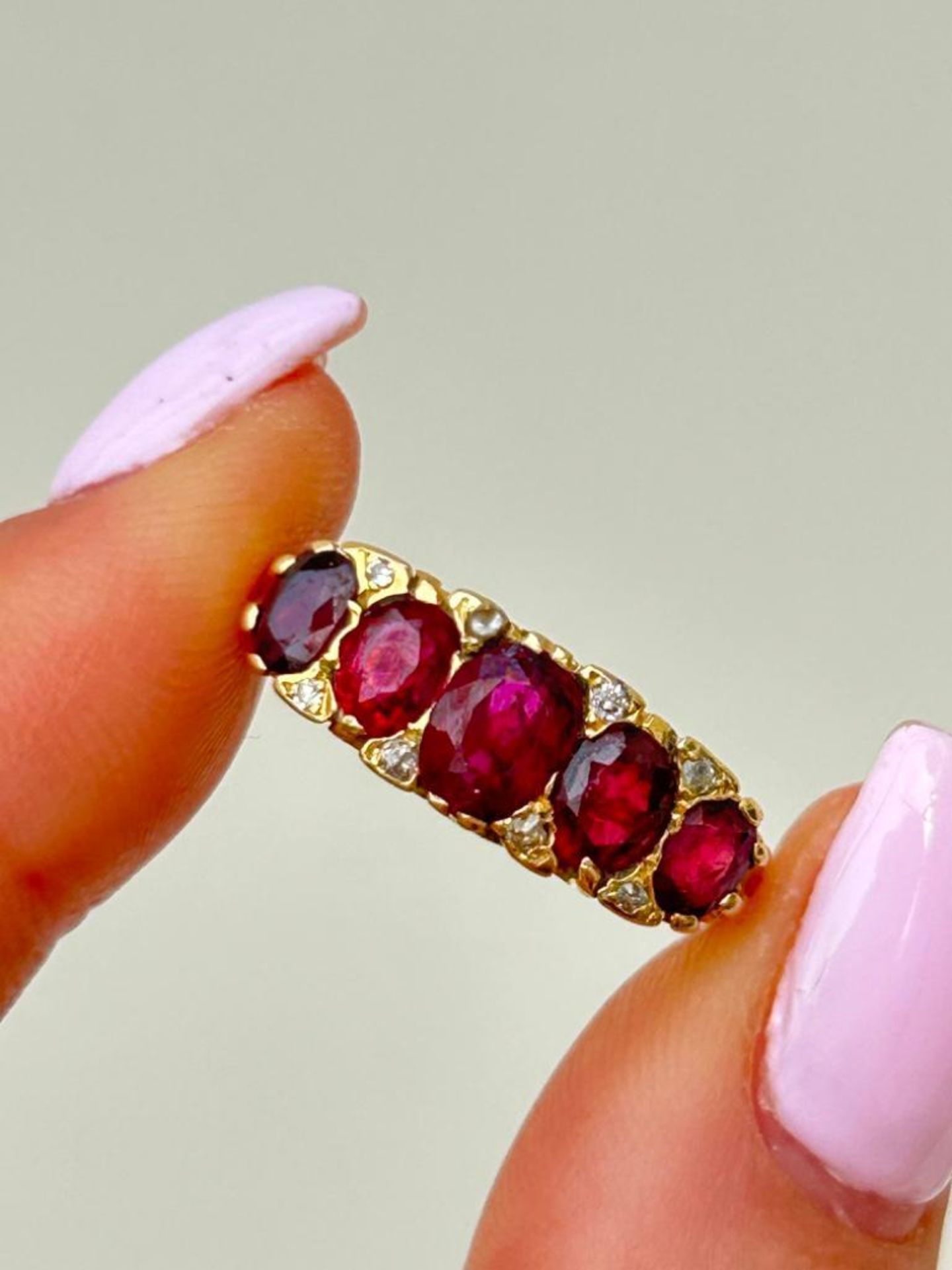 Chunky 18ct Yellow Gold Ruby and Diamond 5 Stone Ring - Image 6 of 9