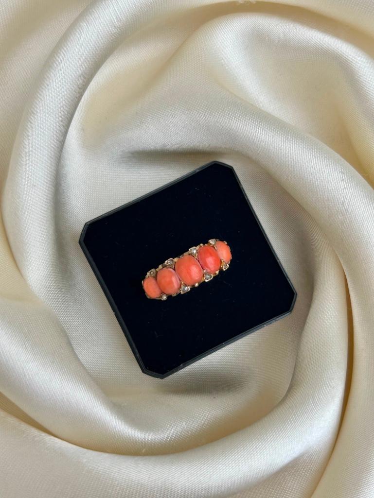 Chunky Antique Yellow Gold Coral and Diamond 5 Stone Ring - Image 4 of 6