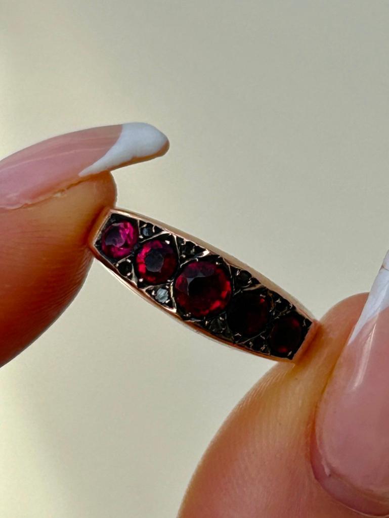 9ct Gold Garnet and Diamond Ring AF - Image 2 of 7