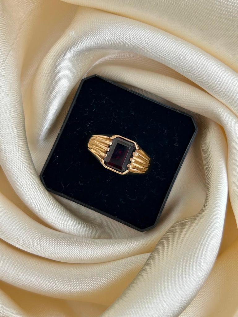 Chunky 9ct Yellow Gold Garnet Signet Ring - Image 4 of 6