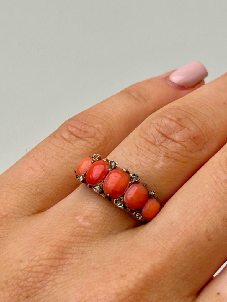 Chunky Antique Yellow Gold Coral and Diamond 5 Stone Ring - Image 2 of 6