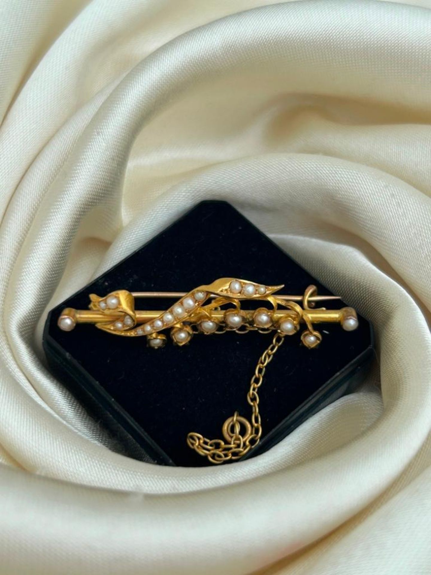 Amazing Antique 9ct Yellow Gold Pearl Lily of the Valley Brooch with Safety Chain - Image 4 of 5