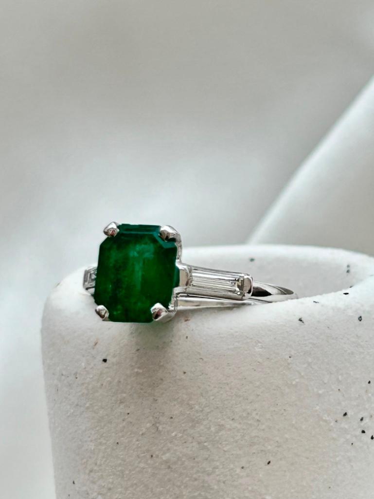 Outstanding Emerald and Diamond Ring - Image 3 of 9