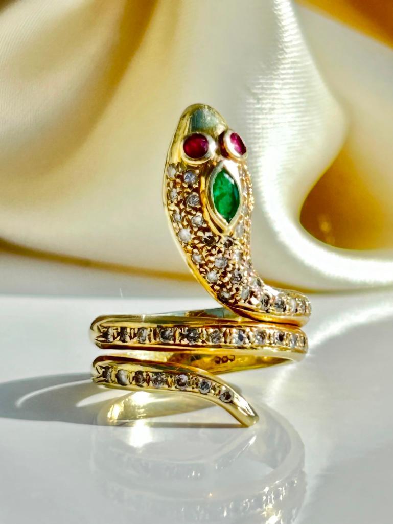 Outstanding 14ct Yellow Gold Diamond, Emerald and Ruby Coiled Snake Ring - Image 9 of 11