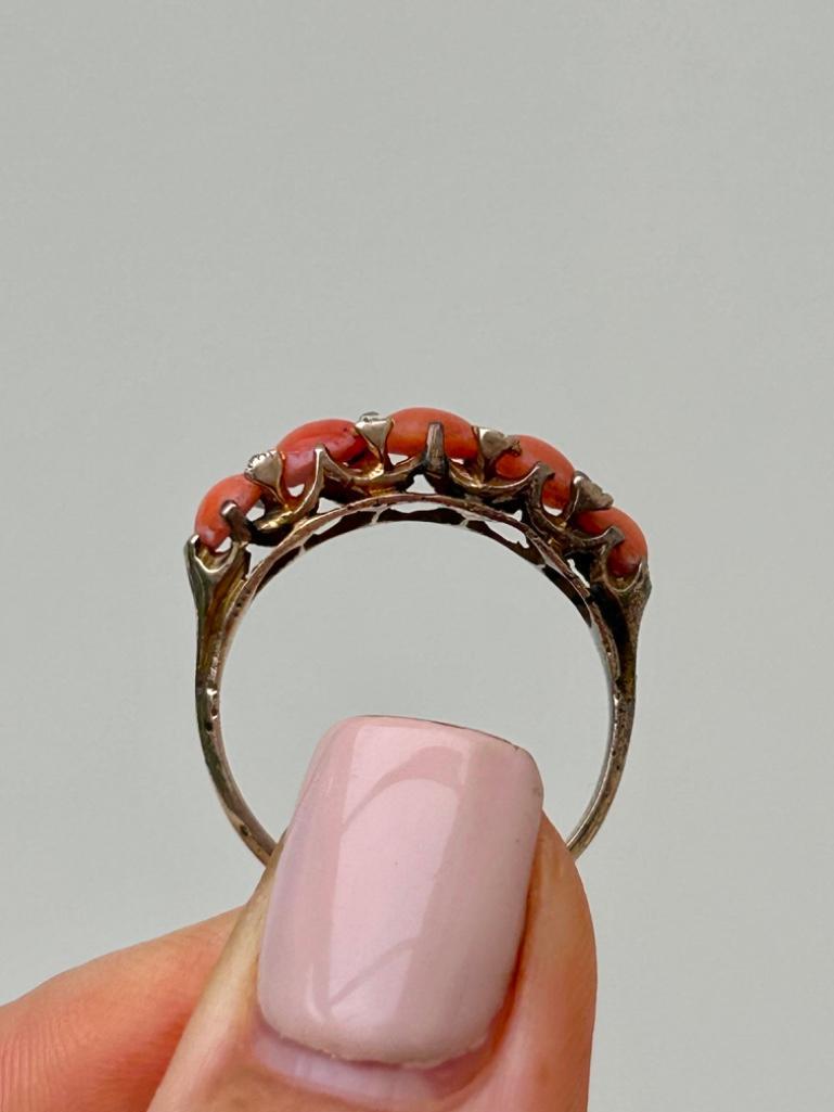 Chunky Antique Yellow Gold Coral and Diamond 5 Stone Ring - Image 6 of 6