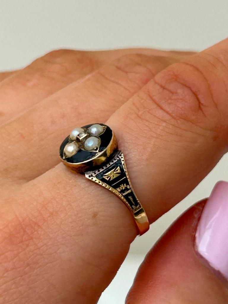 Antique 18ct Yellow Gold Black Enamel Mourning Ring with Pearl Diamond Flower Locket Back - Image 5 of 9