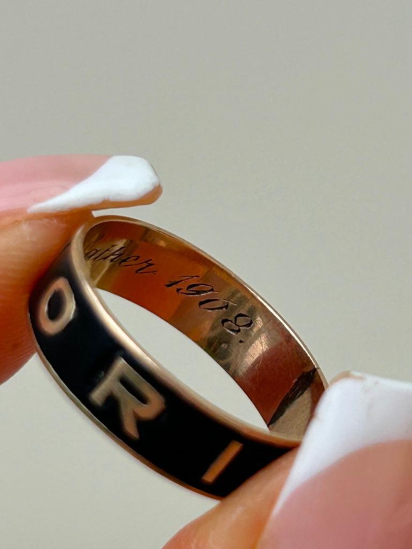 Antique Black Enamel Mourning Band Ring with Inscription in 18ct Yellow Gold - Image 10 of 10