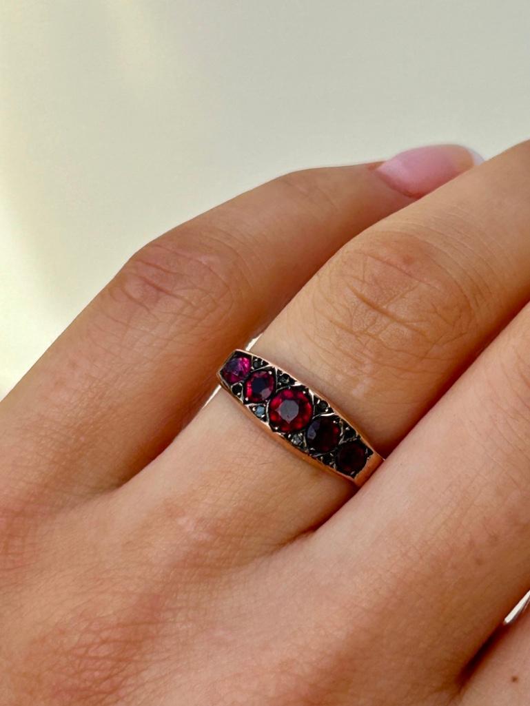 9ct Gold Garnet and Diamond Ring AF - Image 3 of 7