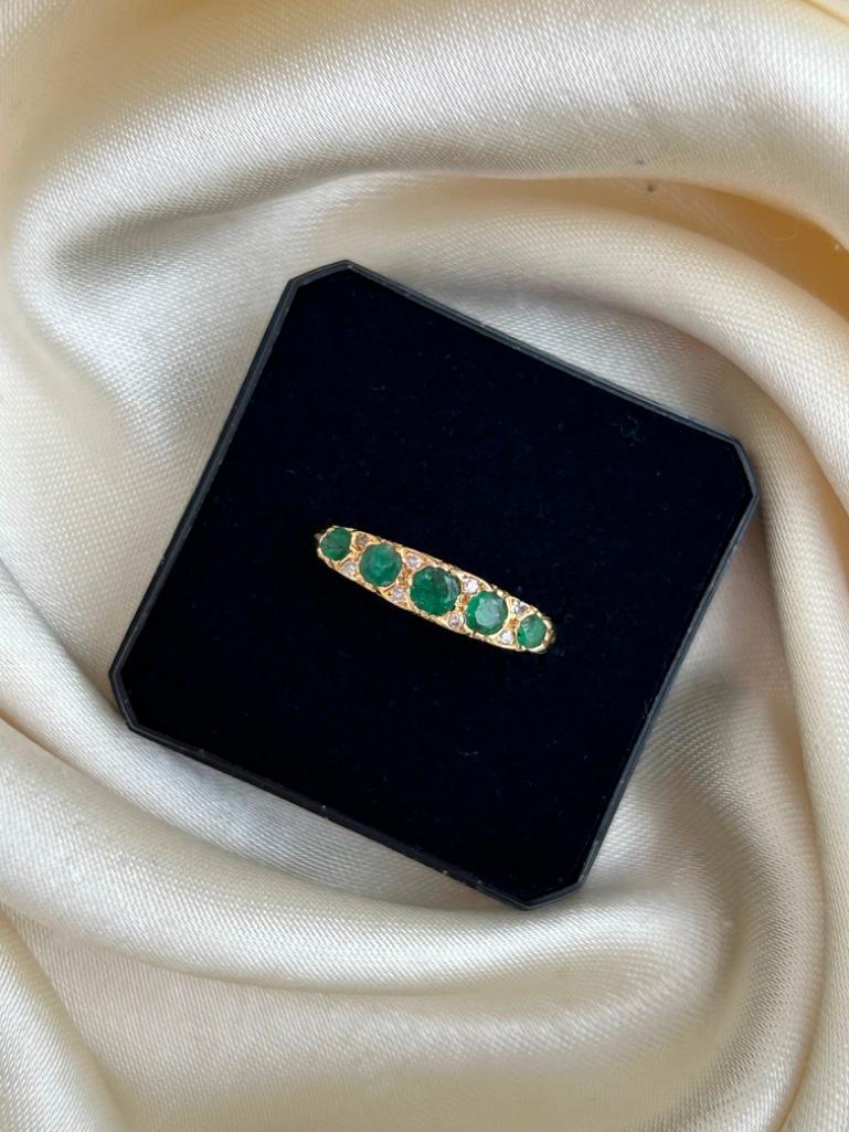 18ct Yellow Gold Emerald and Diamond 5 Stone Ring - Image 4 of 8