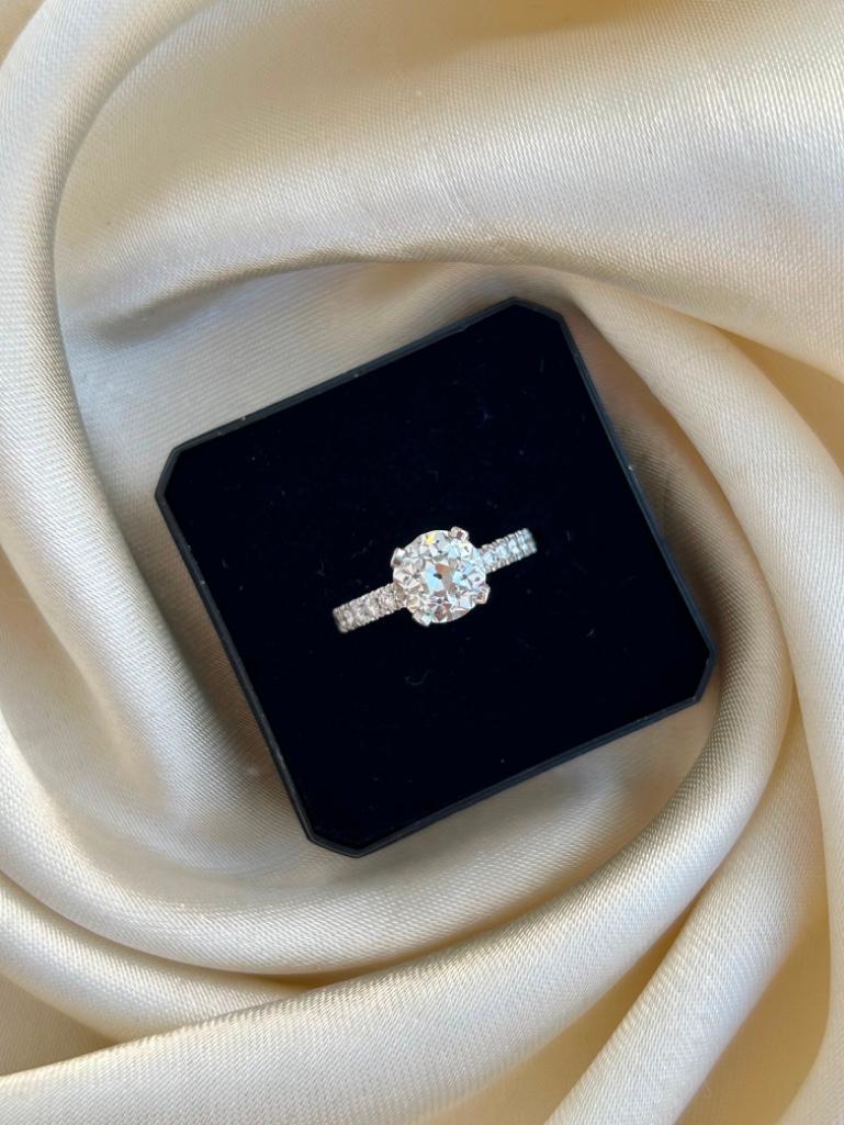 Outstanding Platinum 1.63 Carat Centre Stone Diamond Solitaire Engagement Style Ring - Image 11 of 11