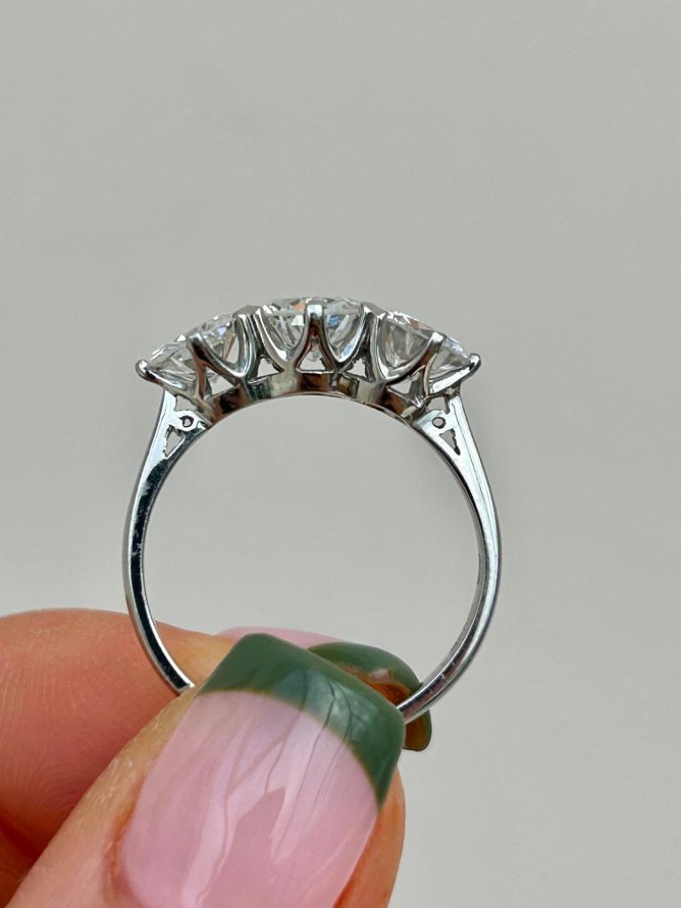 3.5 Carat Diamond 3 Stone Ring in Platinum - Image 4 of 6