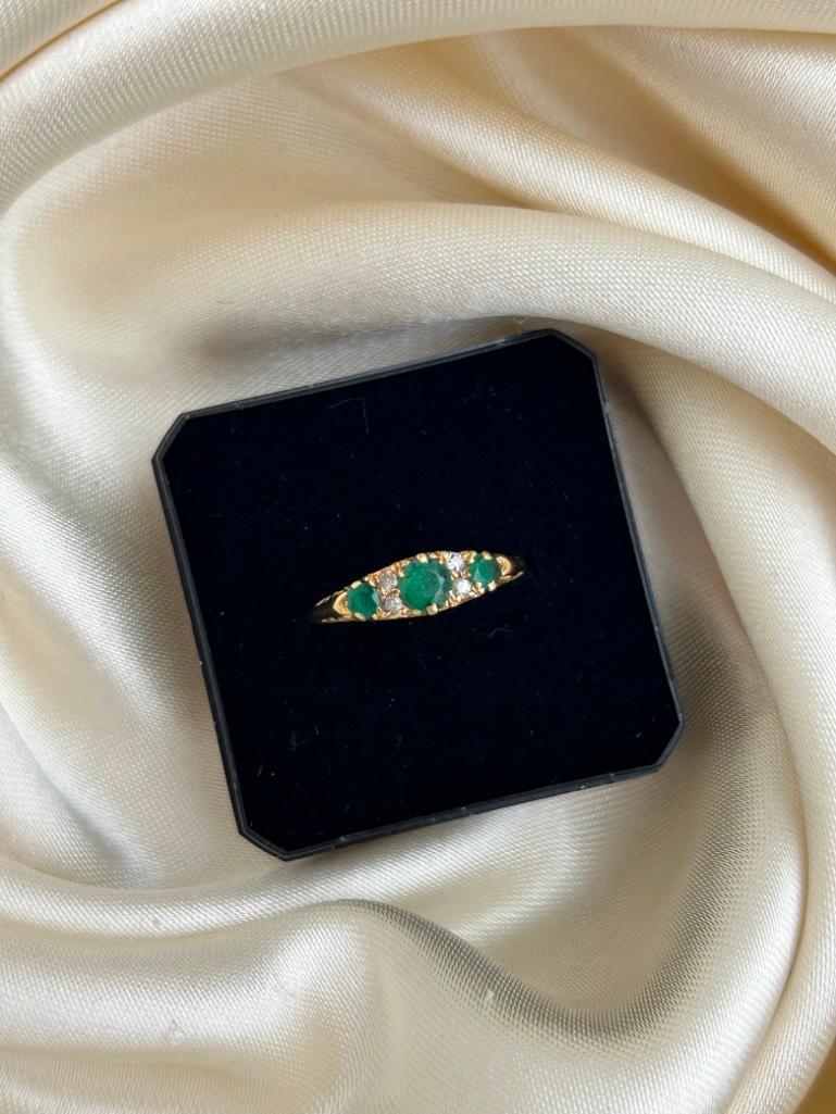 18ct Gold Emerald and Diamond Ring - Image 4 of 7