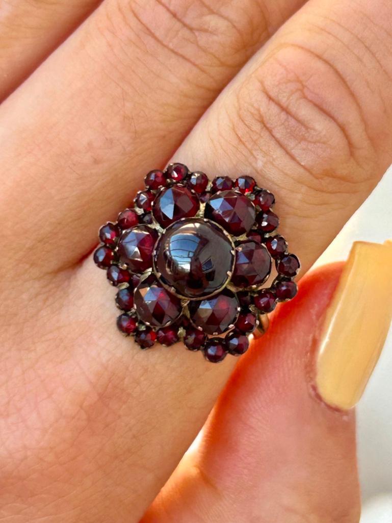 Chunky 9ct Yellow Gold Cabochon Garnet Ring - Image 5 of 8
