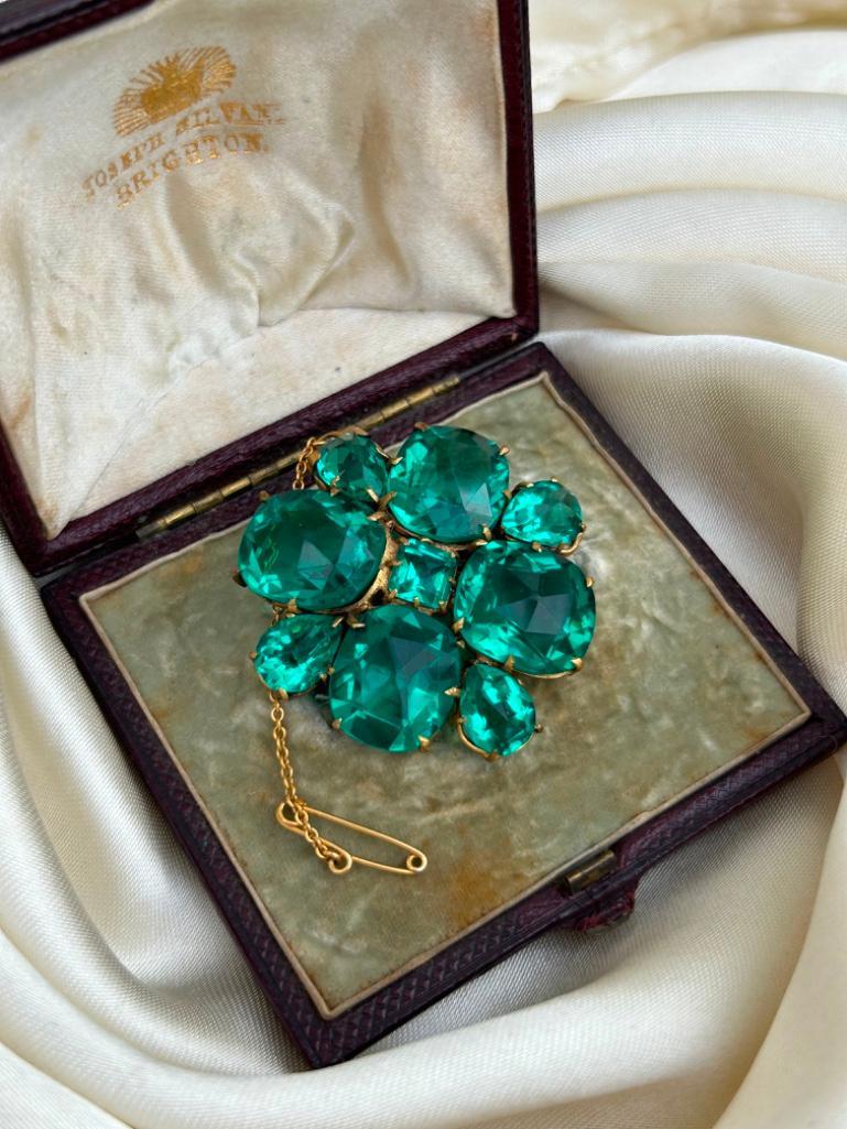 Antique Boxed Large Green Flower Brooch with Safety Chain - Image 3 of 5