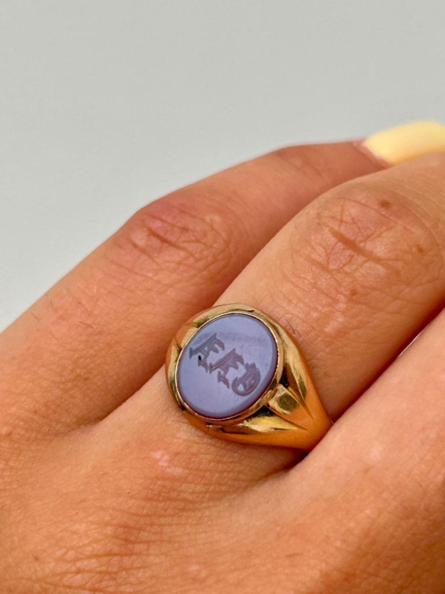 Antique 15ct Yellow Gold Carved Sardonyx Signet Ring - Image 2 of 6