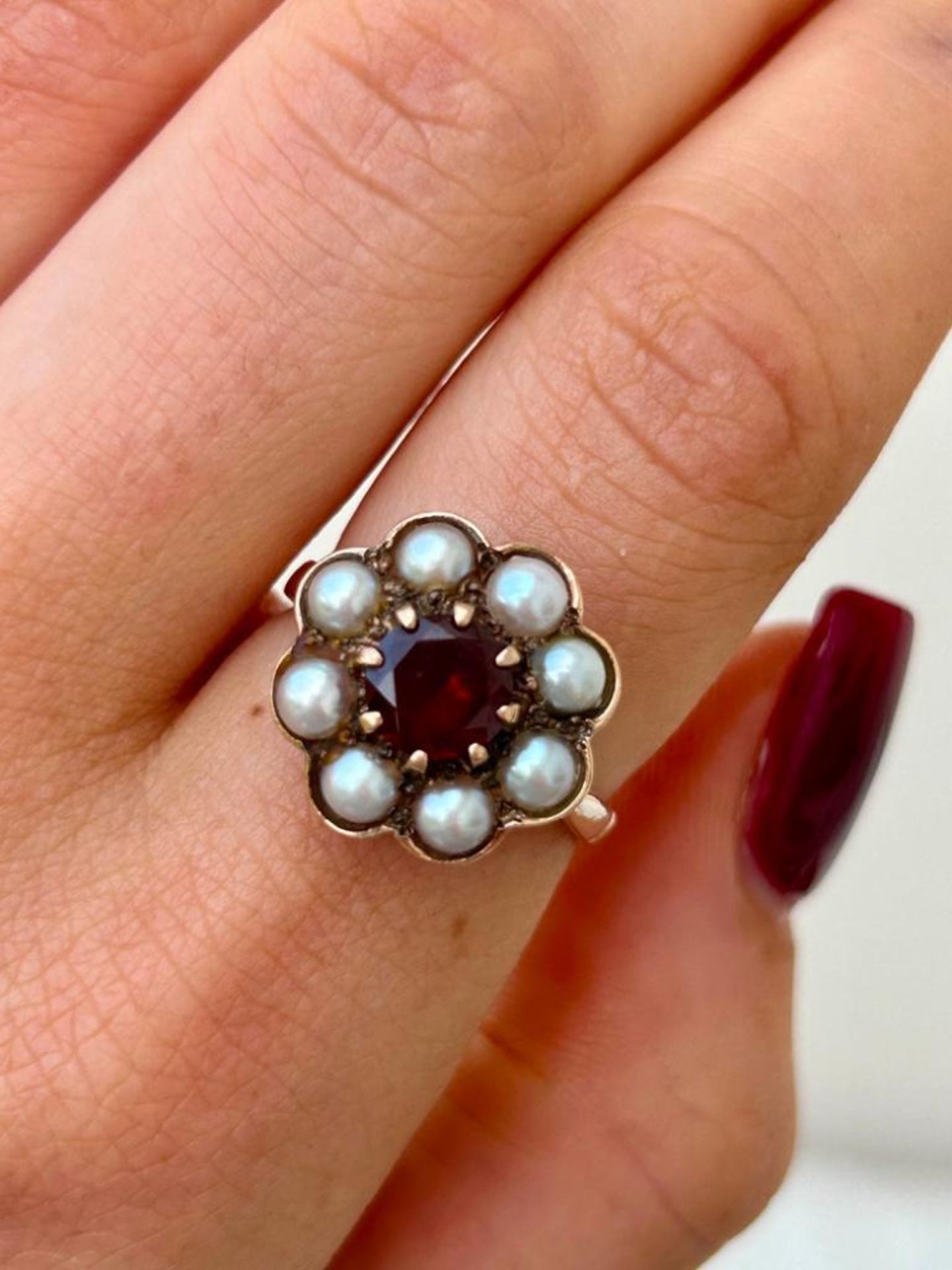 Chunky 9ct Yellow Gold Garnet and Pearl Ring - Image 2 of 7