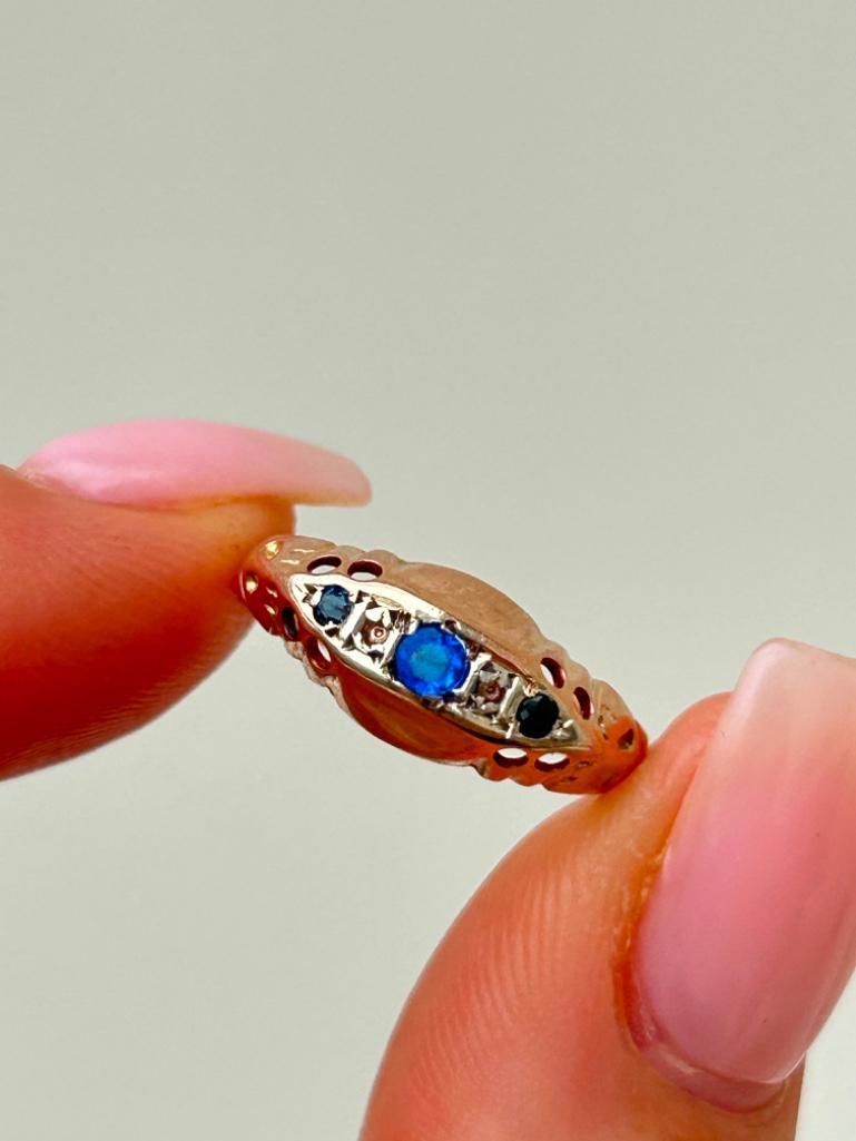 Sweet 9ct Gold Sapphire and Diamond 5 Stone Ring - Image 8 of 8