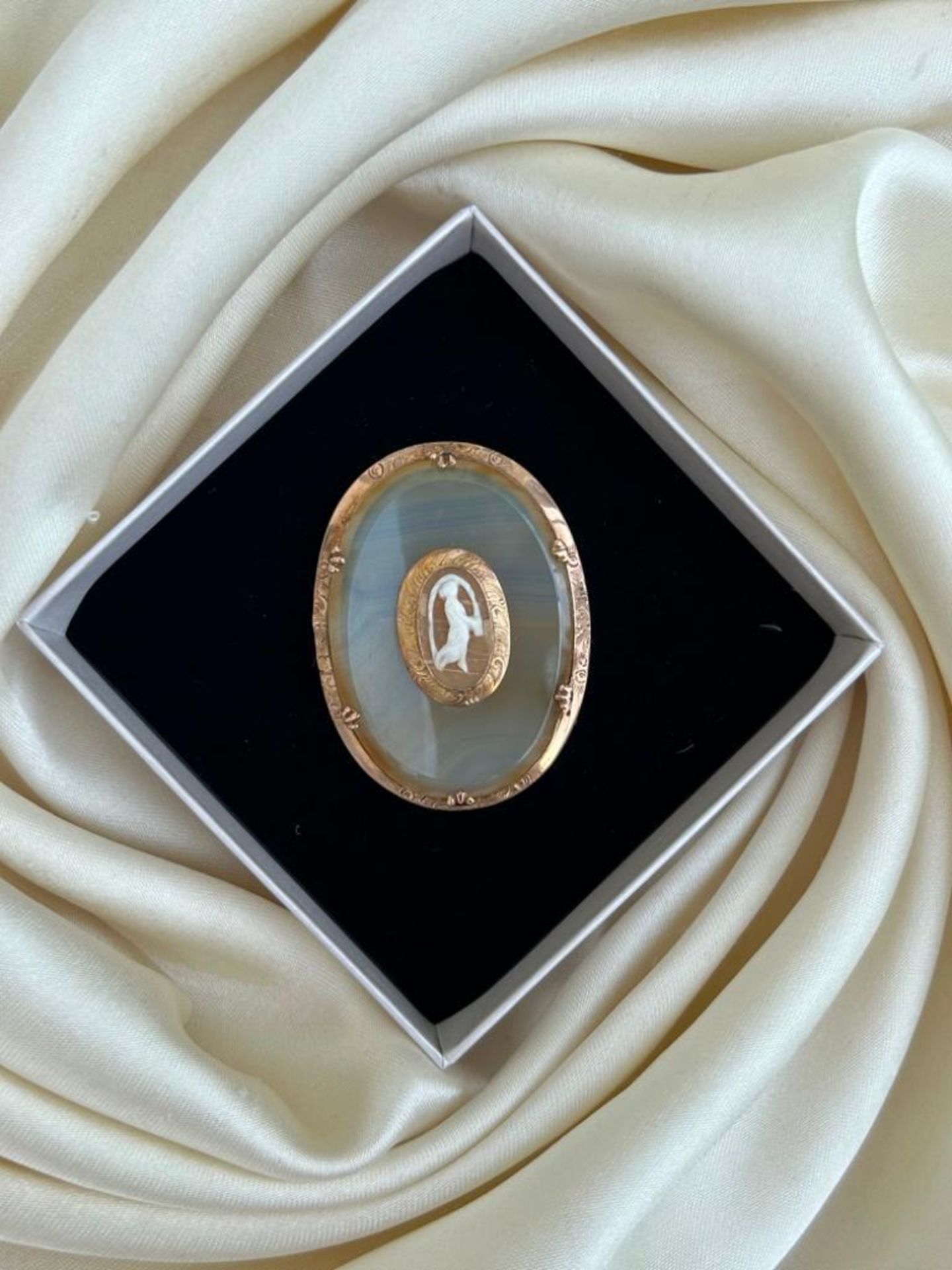 Antique 9ct Gold Chalcedony Cameo Large Pendant - Image 3 of 4