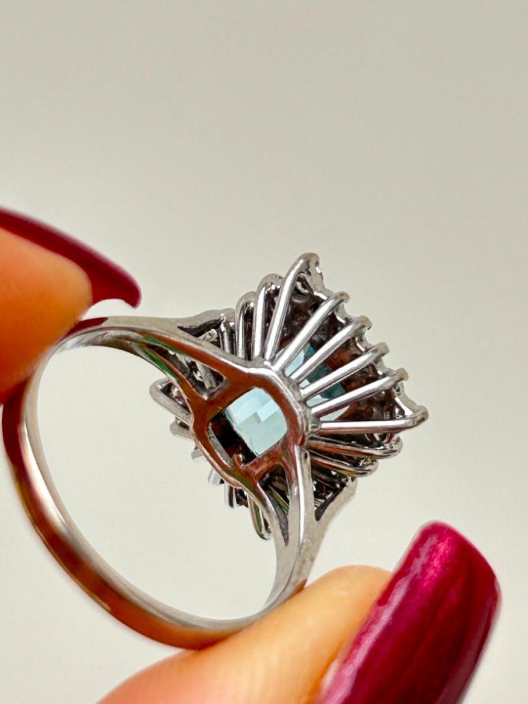 18ct White Gold Aquamarine and Diamond Ring - Image 8 of 9