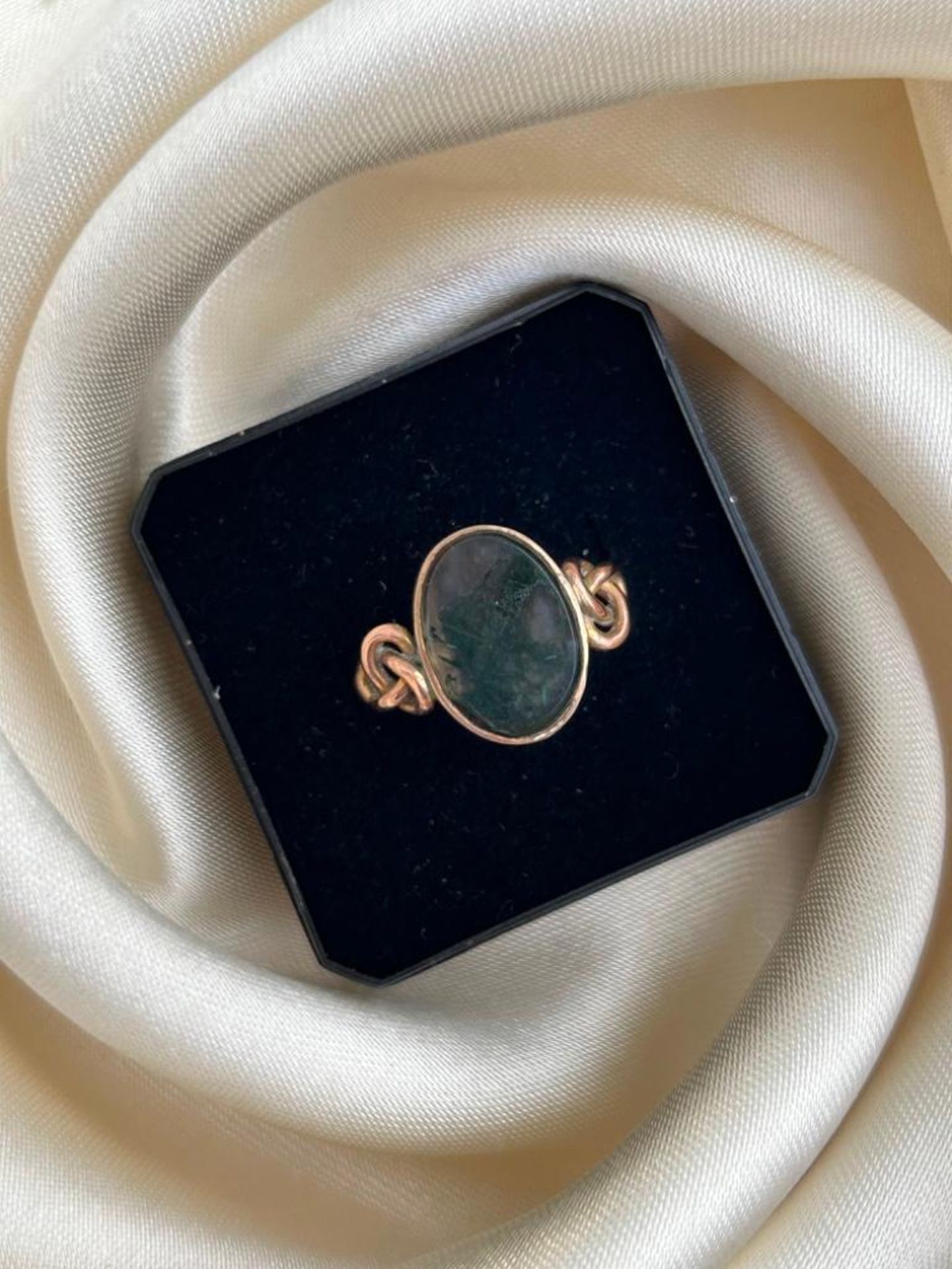 Antique Moss Agate 9ct Gold Ring with Lovers Knot Shoulder Details - Image 5 of 6