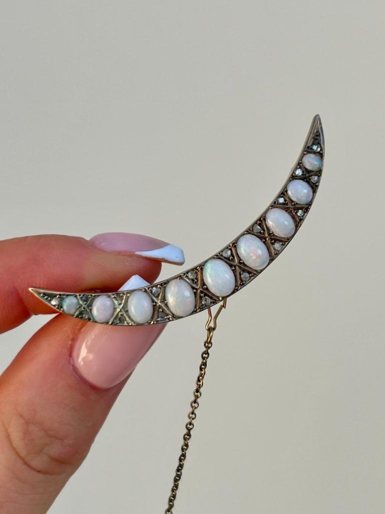Antique Cabochon Opal and Diamond Crescent Brooch in Gold - Image 3 of 7