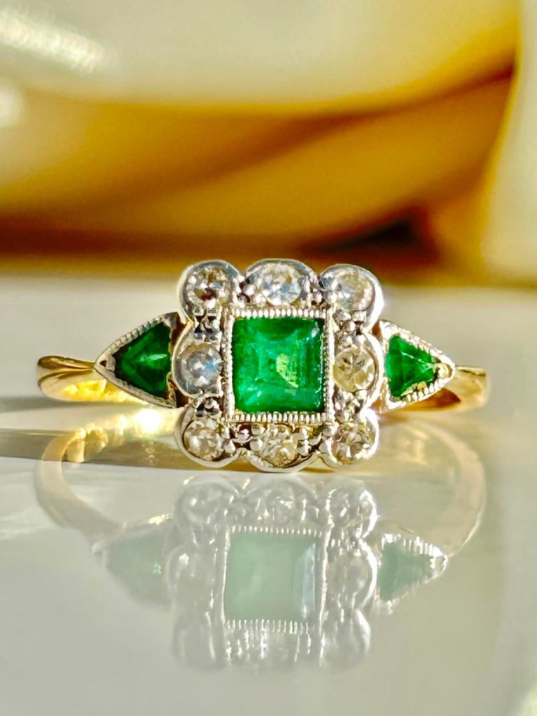 Art Deco Era Emerald and Diamond Ring in 18ct Yellow Gold