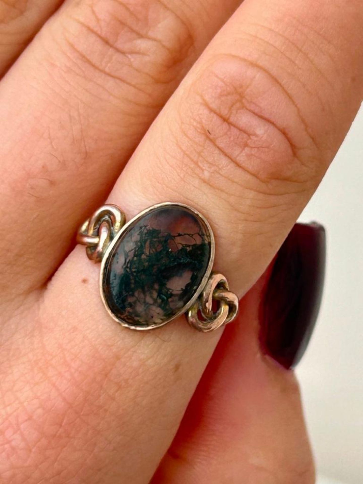 Antique Moss Agate 9ct Gold Ring with Lovers Knot Shoulder Details - Image 6 of 6