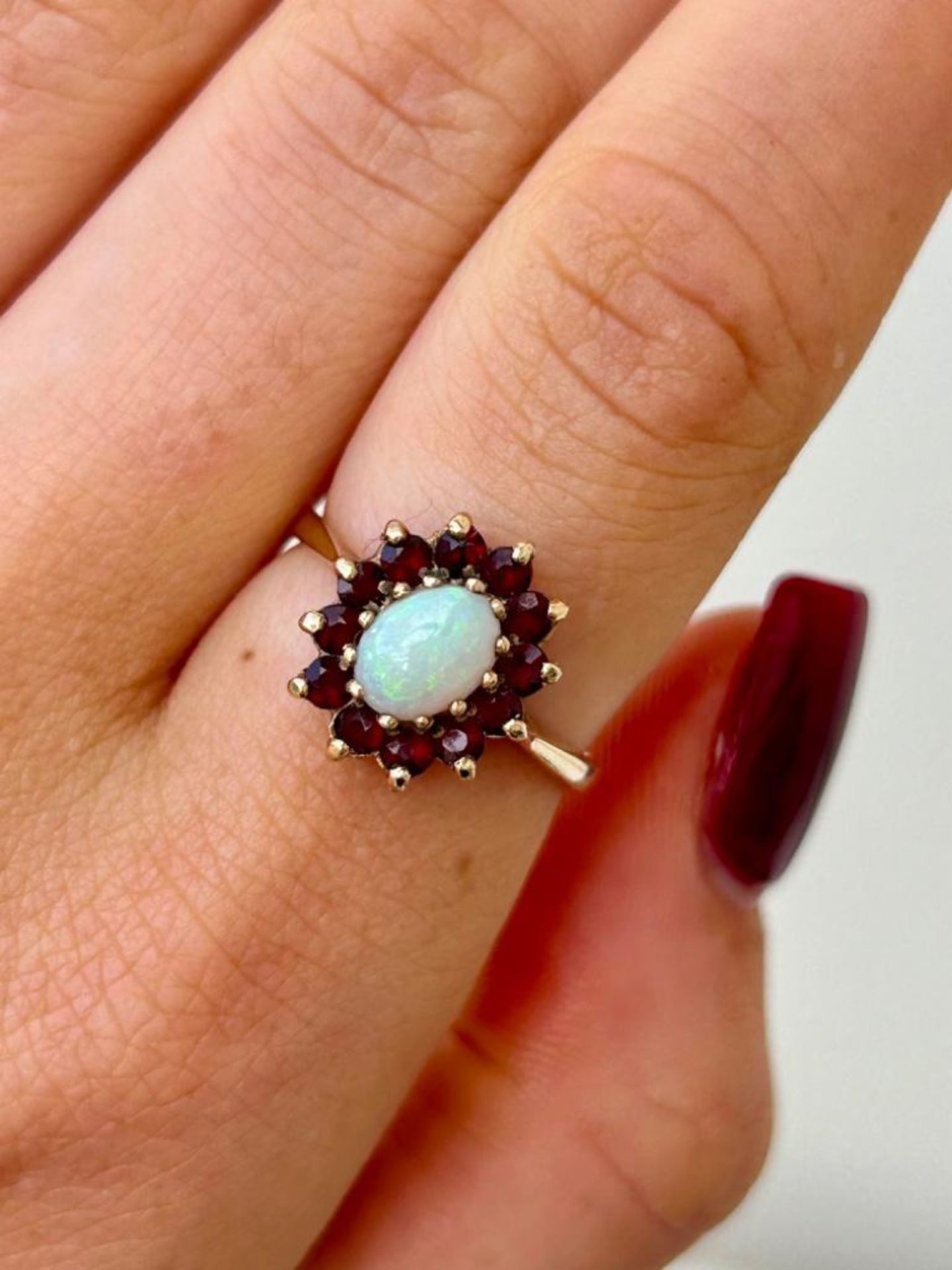 Vintage 9ct Yellow Gold Garnet and Opal Flower Ring - Image 7 of 7