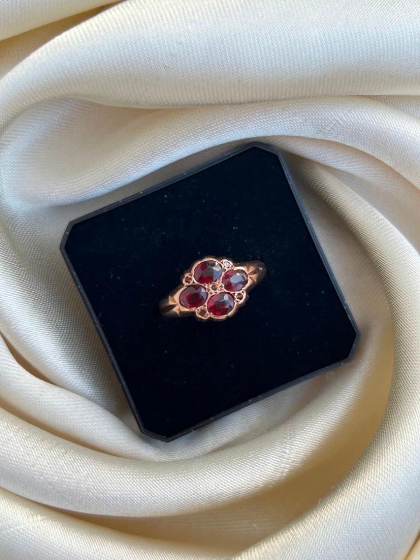 9ct Gold Garnet and Diamond Ring - Image 4 of 6