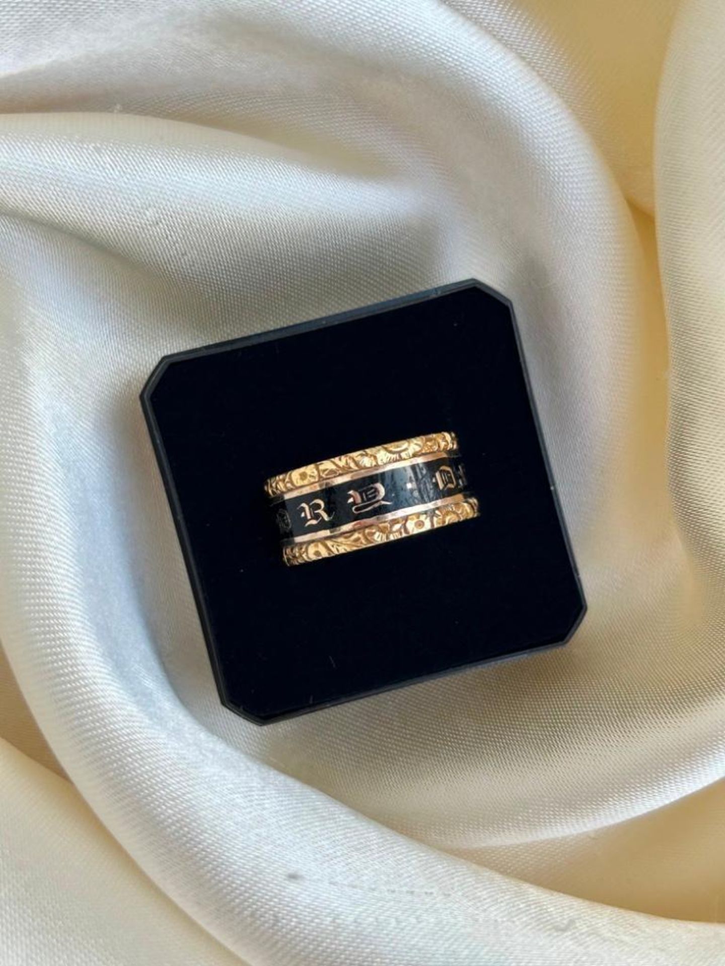 Antique C.1845 Black Enamel Mourning Band Ring in 18ct Gold - Image 4 of 8