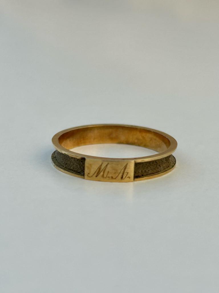 Antique Gold Blonde Hair Surround Mourning Band Ring - Image 4 of 5
