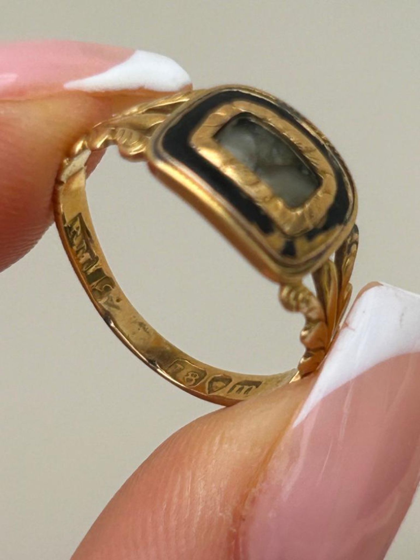 Antique c1827 18ct Yellow Gold Enamel Mourning Band Ring - Image 4 of 7