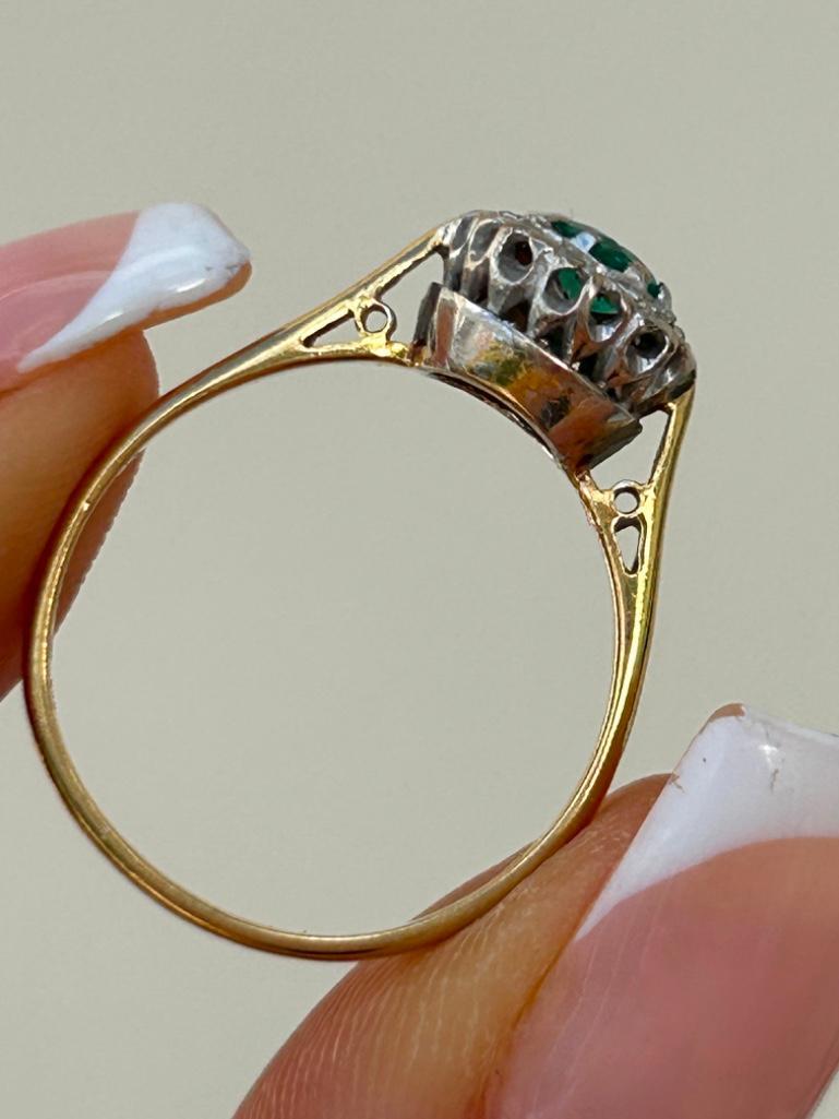 Wonderful 18ct Yellow Gold Emerald and Diamond Cluster Ring - Image 6 of 8