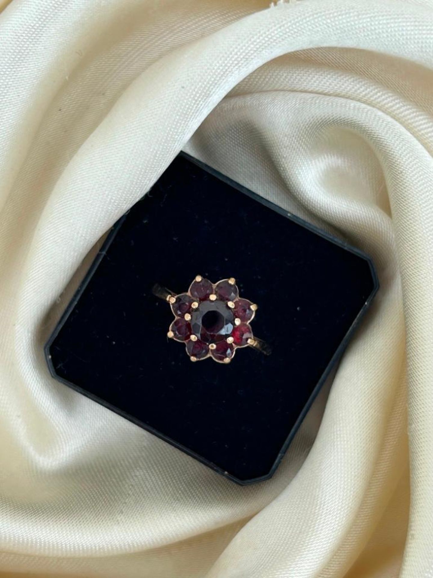 Sweet 9ct Yellow Gold Garnet Flower Ring - Image 5 of 7